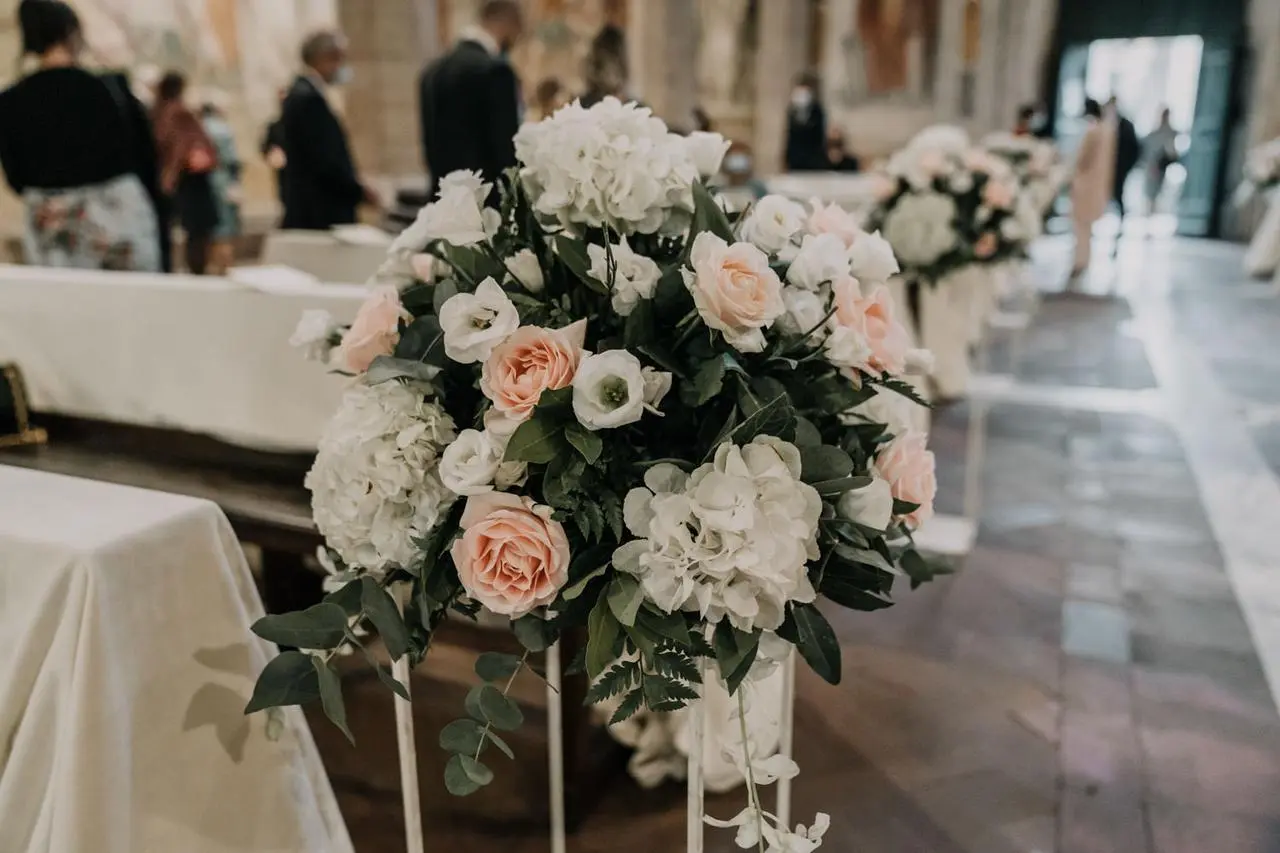 Fiori per il matrimonio in chiesa: come decorare l'altare con eleganza - Che fiori mettere in chiesa fiori matrimonio chiesa altare - Che fiori mettere in chiesa