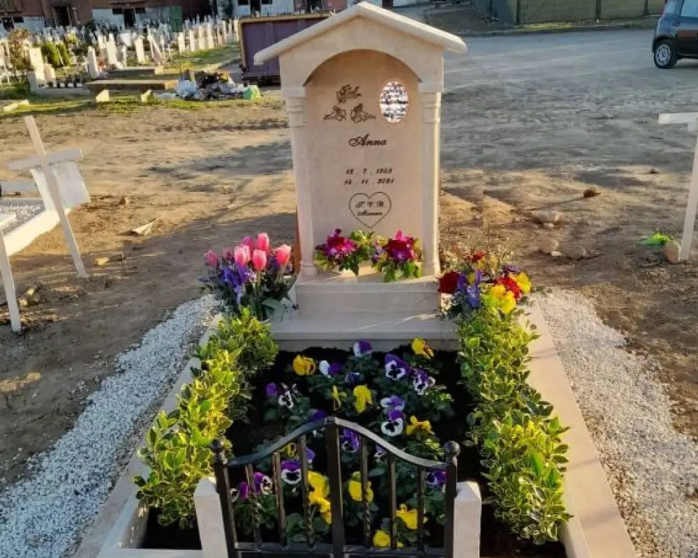 Fiori finti per cimitero: un modo delicato per onorare i nostri cari scomparsi - Come abbellire una tomba a terra fiori finti per cimitero - Come abbellire una tomba a terra