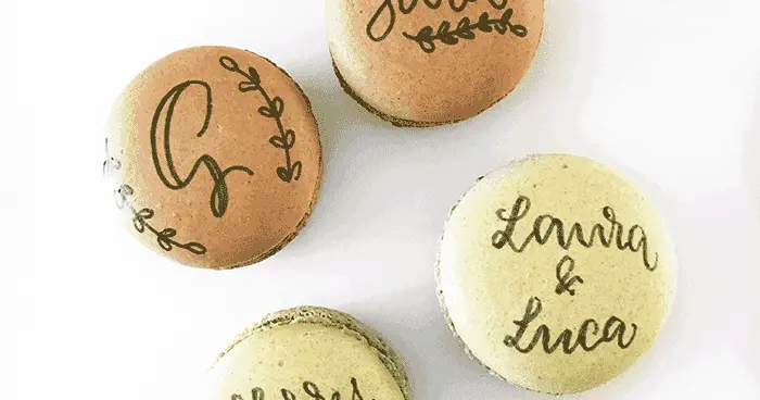 Torta decorata con macarons e fiori: un'opera d'arte dolce e colorata - Come scrivere su un macaron torta decorata con macarons e fiori - Come scrivere su un macaron