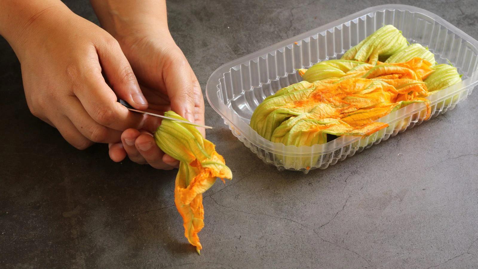 Come pulire i fiori di zucca - Come utilizzare i pistilli dei fiori di zucca come pulire i fiori di zucca - Come utilizzare i pistilli dei fiori di zucca
