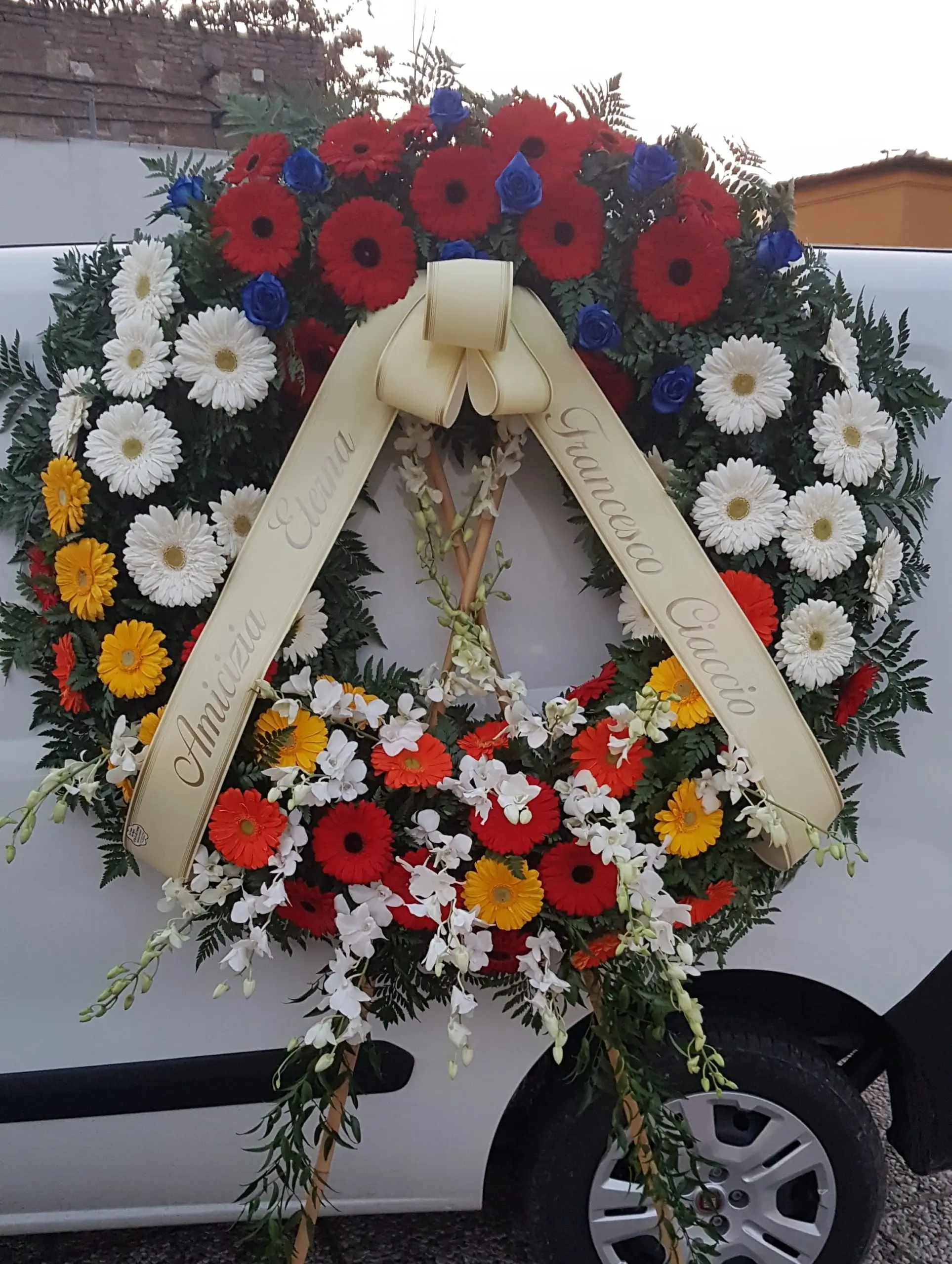 Corona fiori funerale: un omaggio floreale per l'ultimo saluto - Cosa scrivere su corona fiori funerale corona fiori funerale - Cosa scrivere su corona fiori funerale