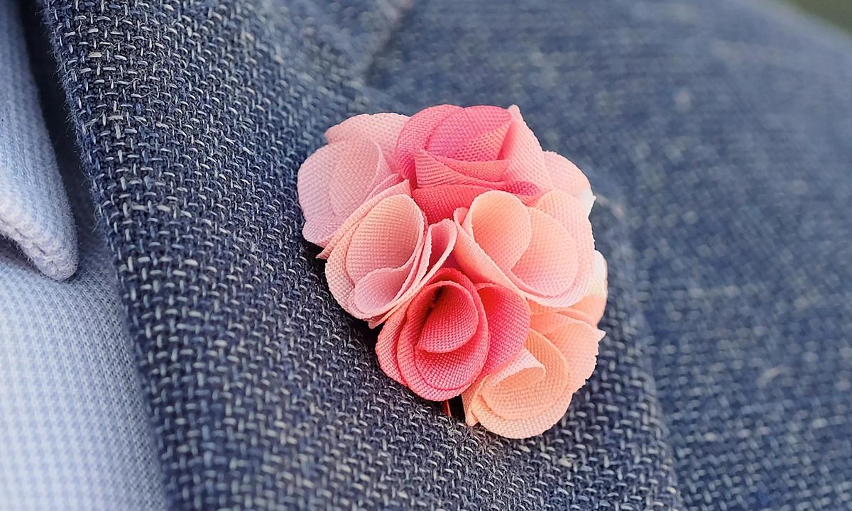 Spilla fiore per giacca: un accessorio versatile e di tendenza - Dove appuntare una spilla spilla fiore per giacca - Dove appuntare una spilla