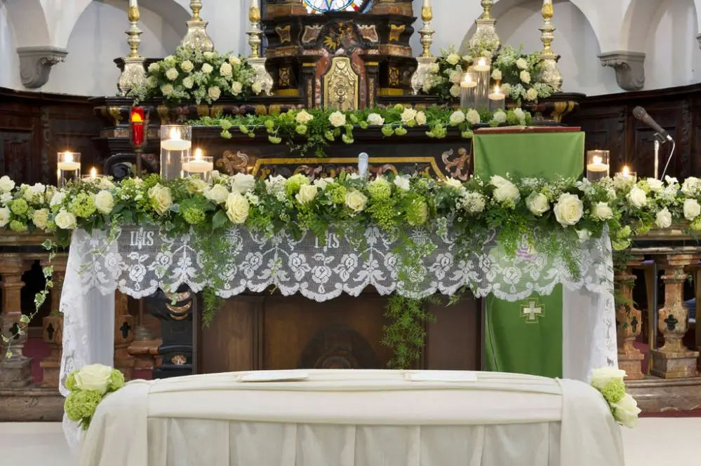 Fiori per il matrimonio in chiesa: come decorare l'altare con eleganza - Quali sono i fiori più adatti per un matrimonio fiori matrimonio chiesa altare - Quali sono i fiori più adatti per un matrimonio