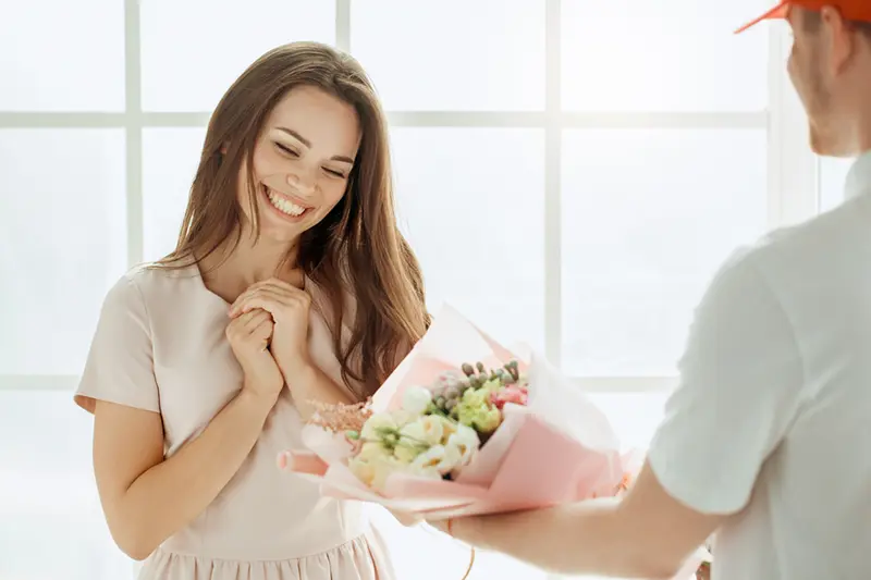 Spedire Fiori a Domicilio: La Guida Completa - Quanto costa il servizio Interflora spedire fiori - Quanto costa il servizio Interflora