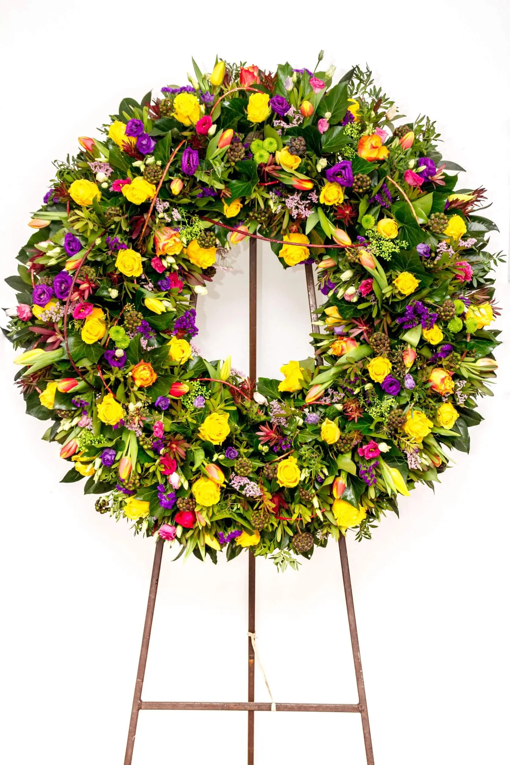 Corona fiori funerale: un omaggio floreale per l'ultimo saluto - Quanto costa un cuscino di fiori per un funerale corona fiori funerale - Quanto costa un cuscino di fiori per un funerale