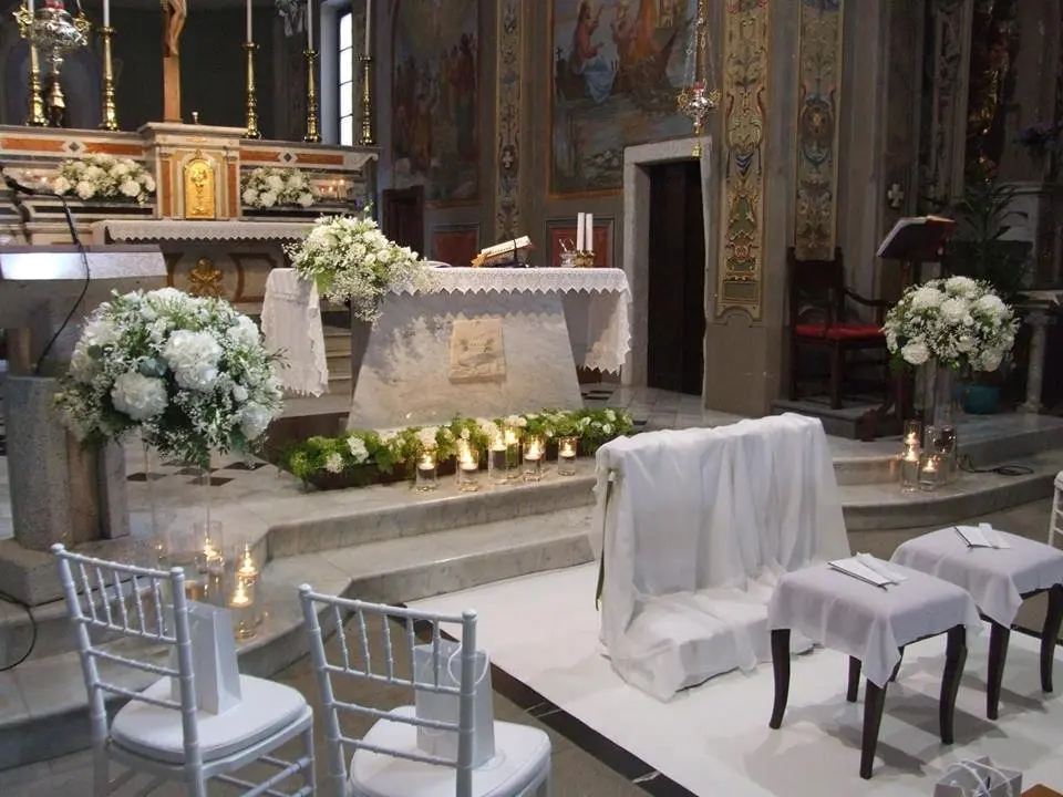 Fiori per il matrimonio in chiesa: come decorare l'altare con eleganza - Quanto costano i fiori per la chiesa matrimonio fiori matrimonio chiesa altare - Quanto costano i fiori per la chiesa matrimonio