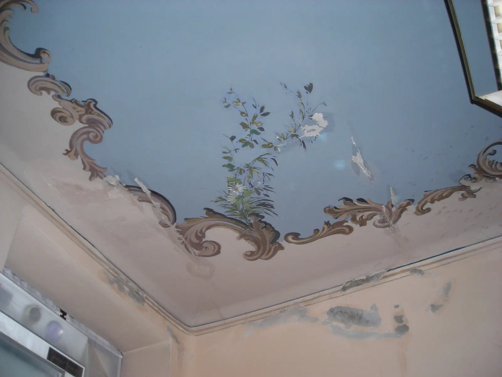 Soffitti decorati con fiori: un tocco di bellezza naturale - Che colore dipingere il soffitto soffitti decorati con fiori - Che colore dipingere il soffitto
