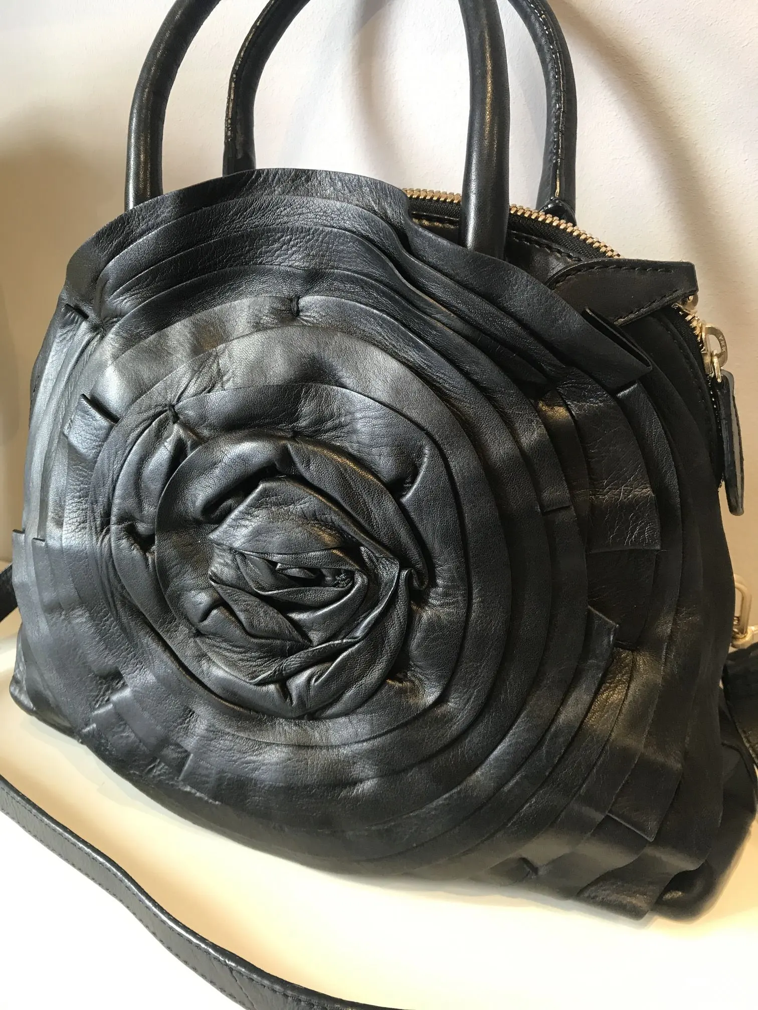 Borsa Valentino con Fiori: Eleganza e Stile in un unico Accessorio - Che differenza c'è tra Valentino e Valentino Garavani borsa valentino con fiori - Che differenza c'è tra Valentino e Valentino Garavani