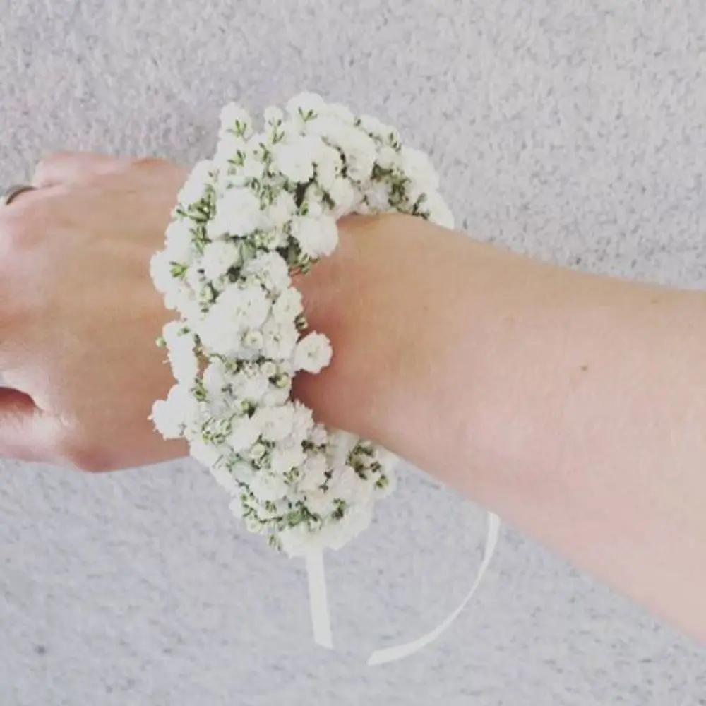 Bracciale di fiori: la bellezza floreale da indossare - Chi deve indossare il corsage bracciale di fiori - Chi deve indossare il corsage