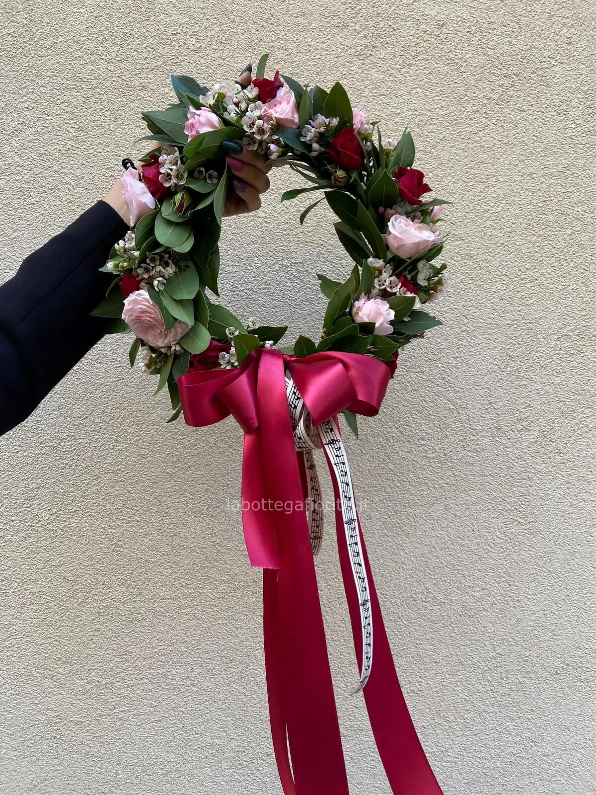 Chi deve regalare la corona d'alloro per la laurea? - Chi deve regalare la corona d'alloro per la laurea corona laurea con fiori - Chi deve regalare la corona d'alloro per la laurea