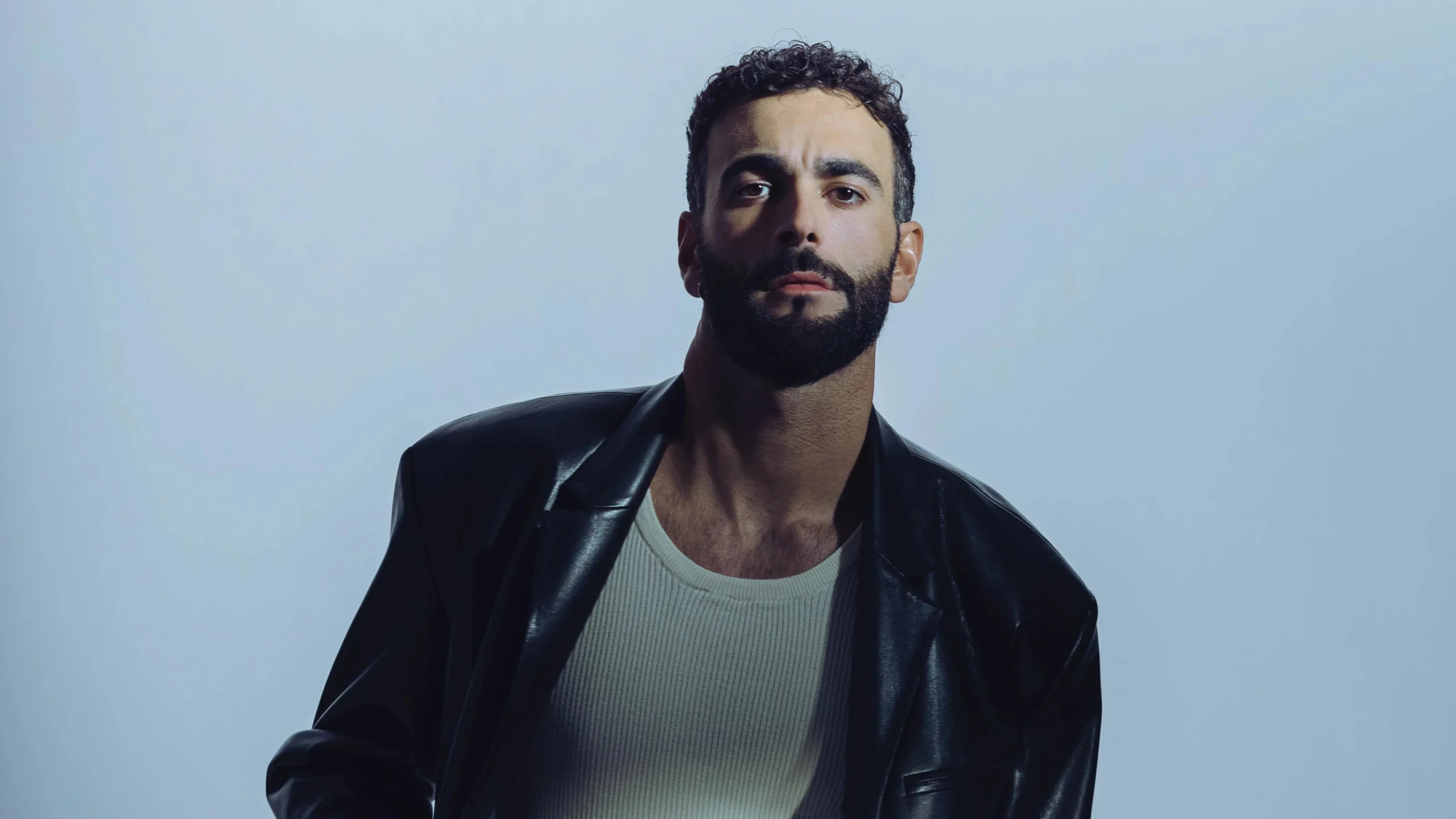 Fiori d'orgoglio testo: il significato dietro la canzone di Marco Mengoni - Chi ha scritto incenso di Mengoni fiori d'orgoglio testo - Chi ha scritto incenso di Mengoni