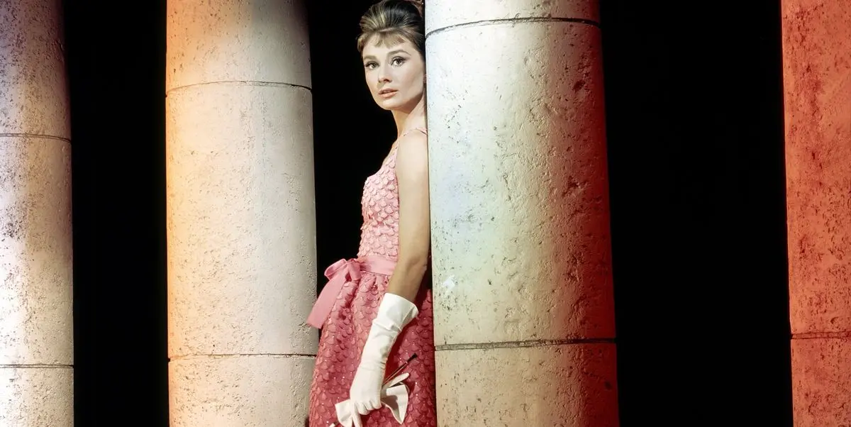 Vestito Bianco a Fiori Givenchy di Audrey Hepburn - Chi ha vestito Audrey Hepburn in Colazione da Tiffany vestito bianco a fiori givenchy di audrey hepburn - Chi ha vestito Audrey Hepburn in Colazione da Tiffany