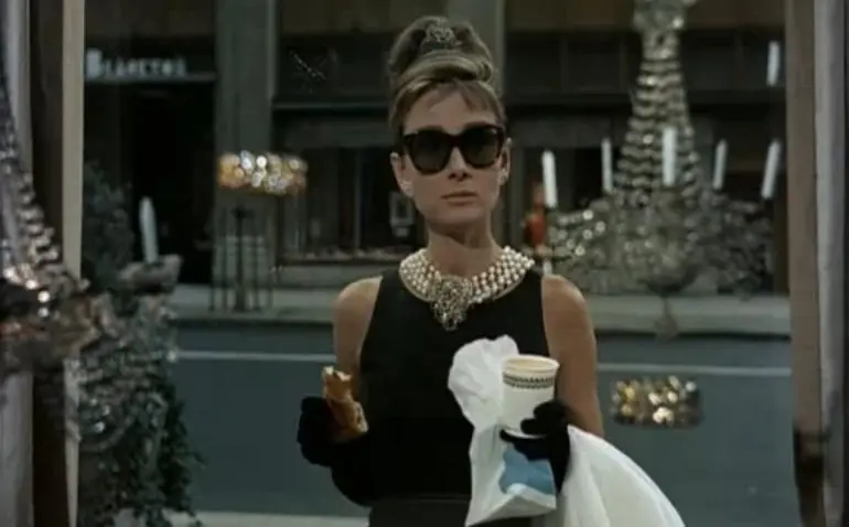 Vestito Bianco a Fiori Givenchy di Audrey Hepburn - Chi ha vestito Audrey Hepburn vestito bianco a fiori givenchy di audrey hepburn - Chi ha vestito Audrey Hepburn