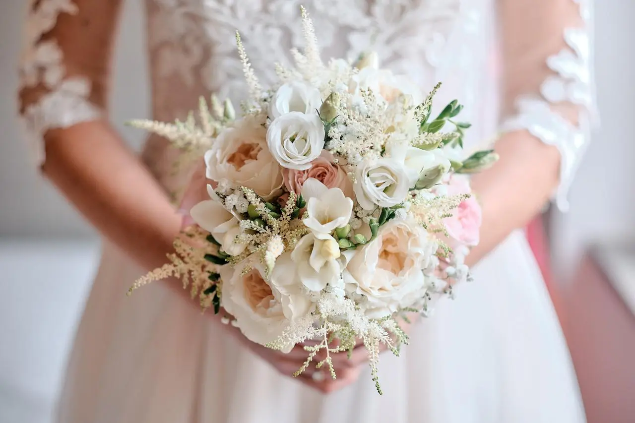 Mazzo di fiori sposa: il tocco floreale perfetto per il giorno del matrimonio - Chi regala il mazzolino alla sposa mazzo fiori sposa - Chi regala il mazzolino alla sposa