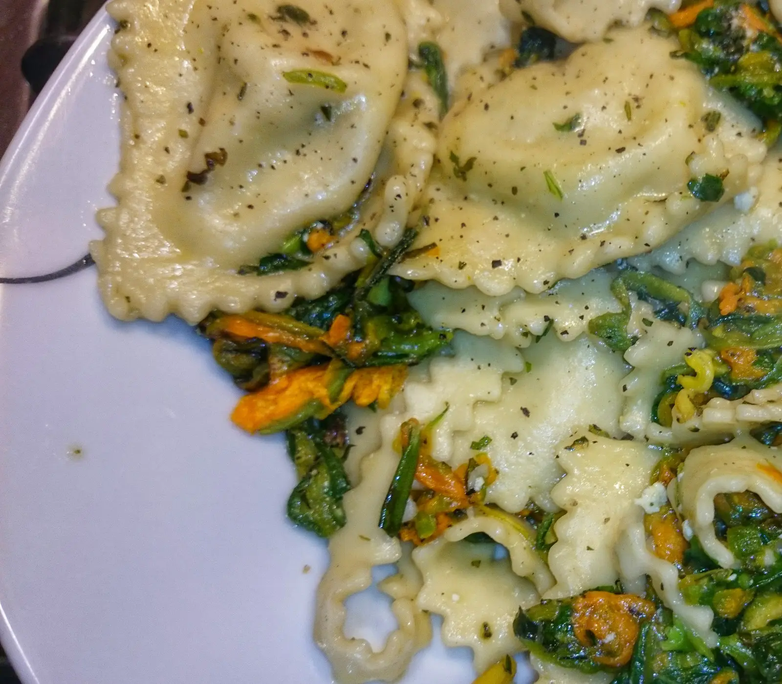 Ravioli con Fiori di Zucca: Un piatto autunnale dal sapore irresistibile - Come abbinare i ravioli di zucca ravioli con fiori di zucca - Come abbinare i ravioli di zucca