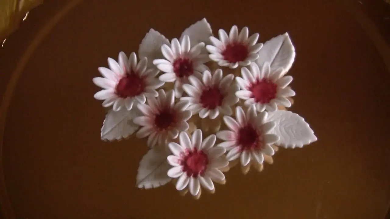 fiori di pasta di zucchero - Come attaccare le decorazioni in pasta di zucchero