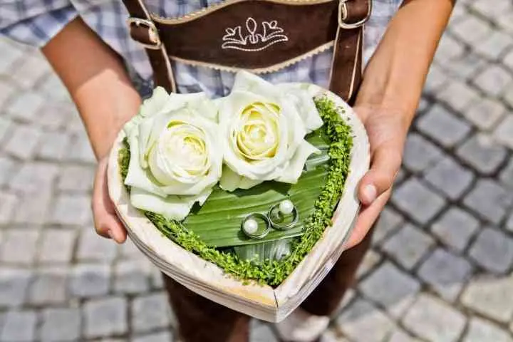 Porta fedi con fiori: un tocco romantico per il tuo matrimonio - Come far portare le fedi porta fedi con fiori - Come far portare le fedi