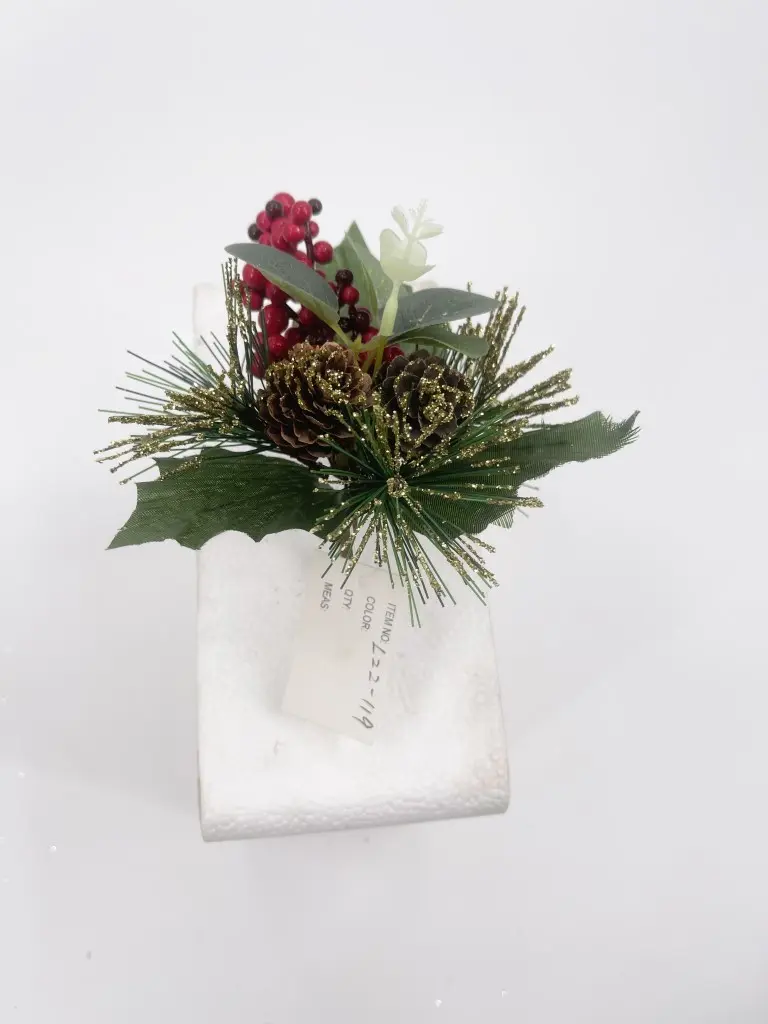 composizioni con pigne e fiori - Come fare la neve sulle pigne