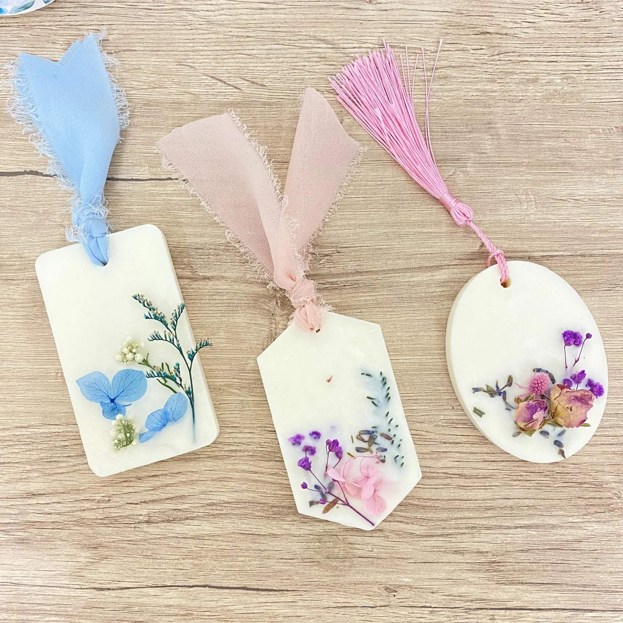 Candela con fiori secchi: come creare una candela profumata fai da te - Come fare una candela con gli oli essenziali candela con fiori secchi - Come fare una candela con gli oli essenziali