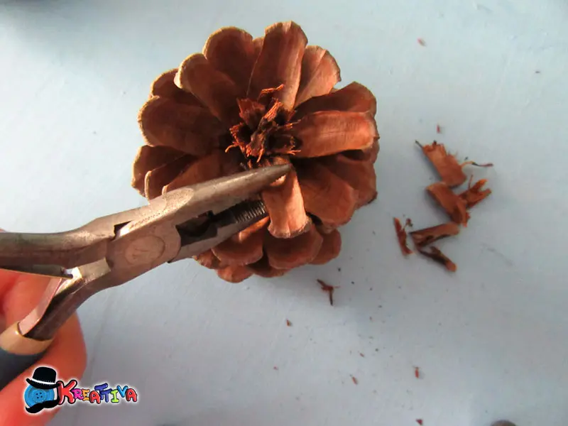 Lavoretti fiori con le pigne - Come fissare le pigne lavoretti fiori con le pigne - Come fissare le pigne
