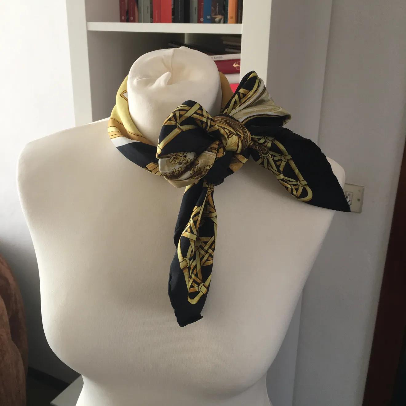 Come fare un fiore con un foulard - Come indossare un foulard su un vestito elegante come fare un fiore con un foulard - Come indossare un foulard su un vestito elegante
