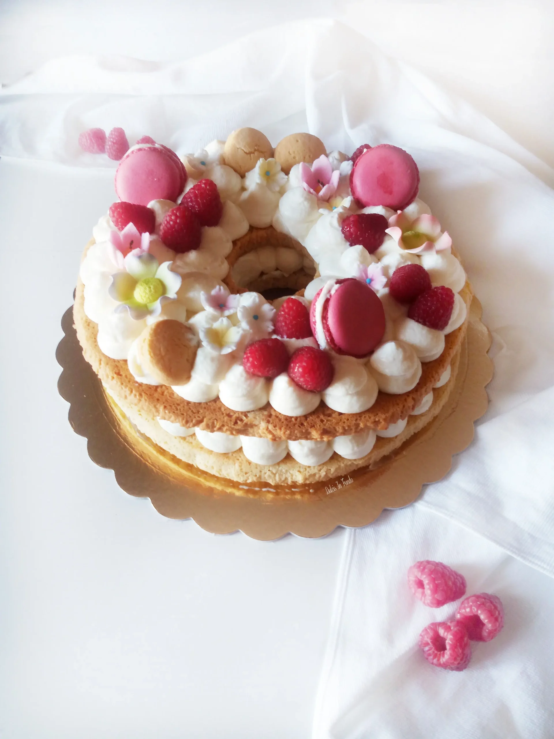 Le torte con fiori freschi e macaron: una delizia per gli occhi e il palato - Come inserire fiori freschi sulla torta torte con fiori freschi e macaron - Come inserire fiori freschi sulla torta
