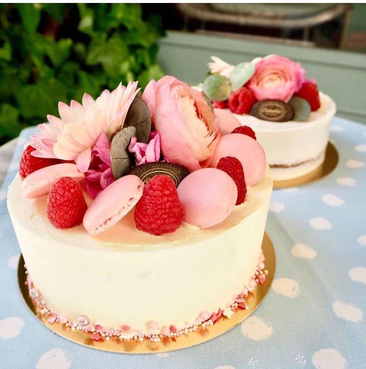 Torte con fiori freschi e macaron: dolcezza e bellezza floreale