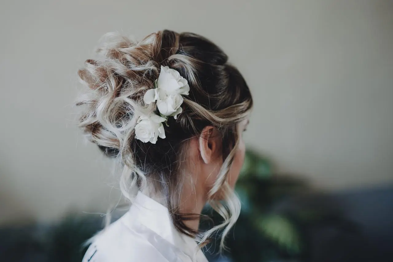 Acconciature sposa con fiori e velo: la perfetta combinazione per un look da sogno - Come mettere il velo con i capelli sciolti acconciature sposa con fiori e velo - Come mettere il velo con i capelli sciolti