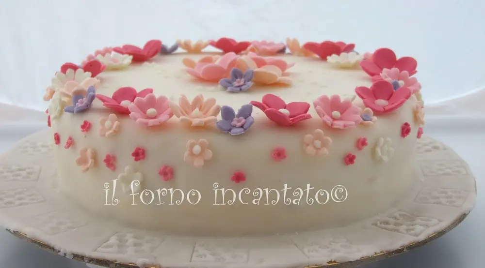 Torte in pasta di zucchero con fiori: Una dolce e artistica creazione - Come mettere la cialda di pasta di zucchero sulla torta torte in pasta di zucchero con fiori - Come mettere la cialda di pasta di zucchero sulla torta