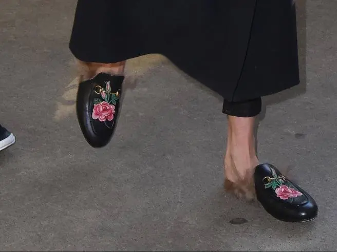 Ciabatte con fiori: il trend che sta conquistando l'estate - Come si chiamano le ciabatte pelose ciabatte con fiori - Come si chiamano le ciabatte pelose