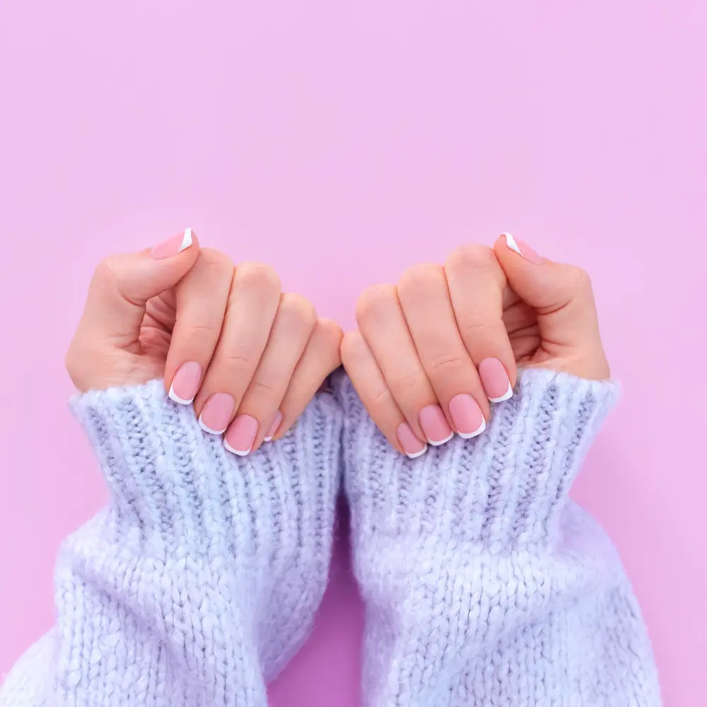 French con fiori: la manicure perfetta per un look naturale