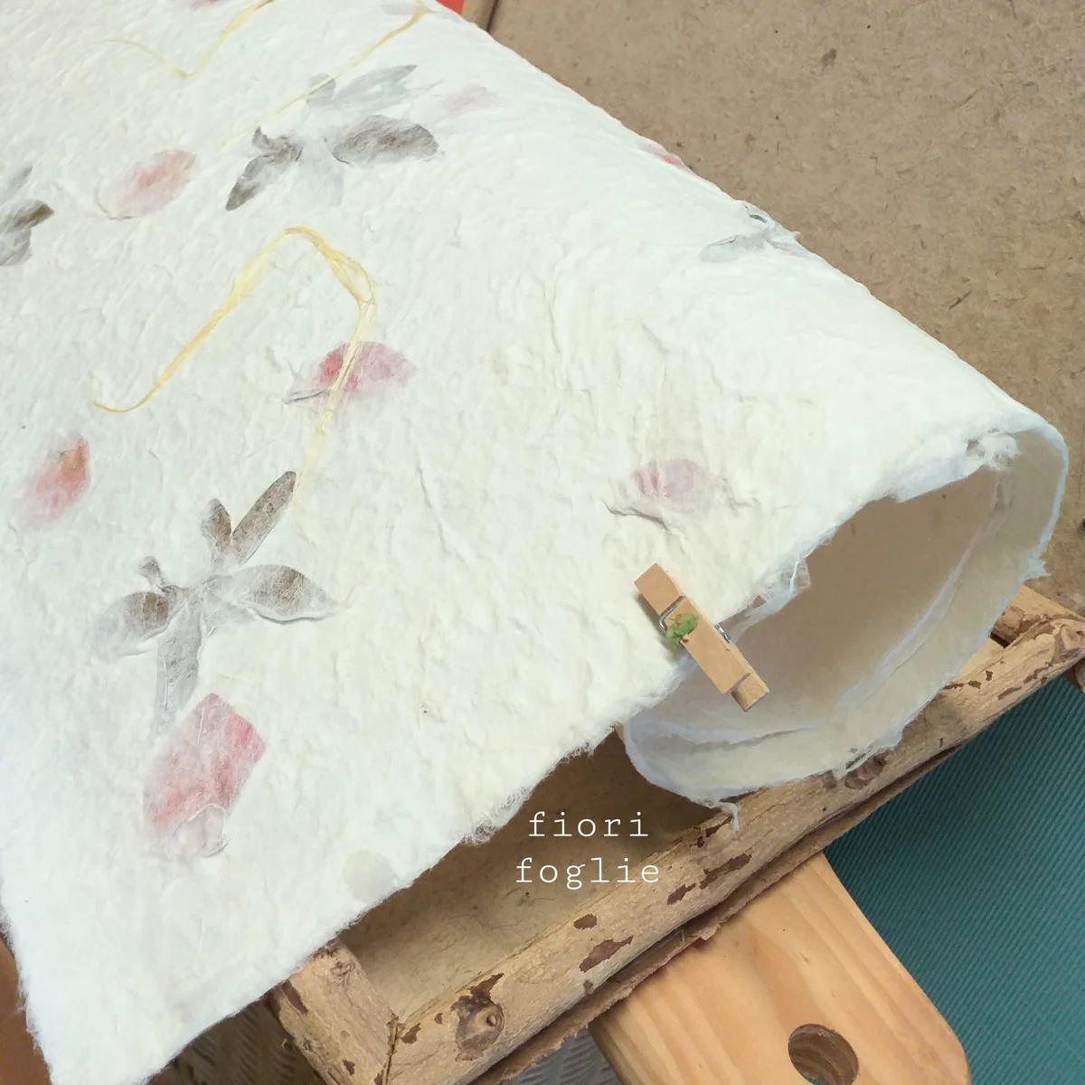 Carta con fiori pressati: un tocco di natura nel tuo messaggio - Come si fa la carta di gelso carta con fiori pressati - Come si fa la carta di gelso