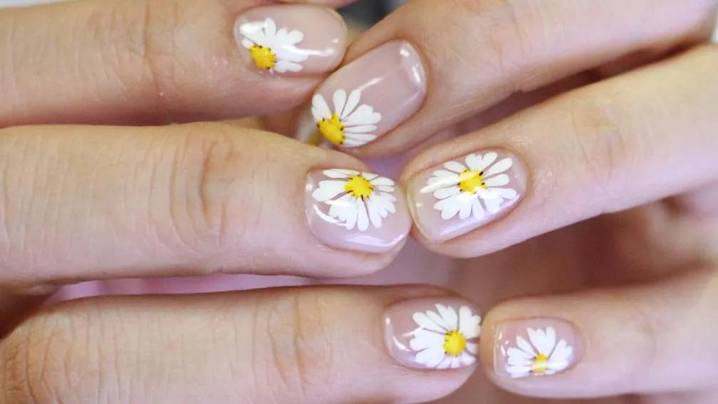 Fiore sulle unghie: la tendenza di nail art più in voga - Come si mette lo smalto sulle unghie fiore sulle unghie - Come si mette lo smalto sulle unghie