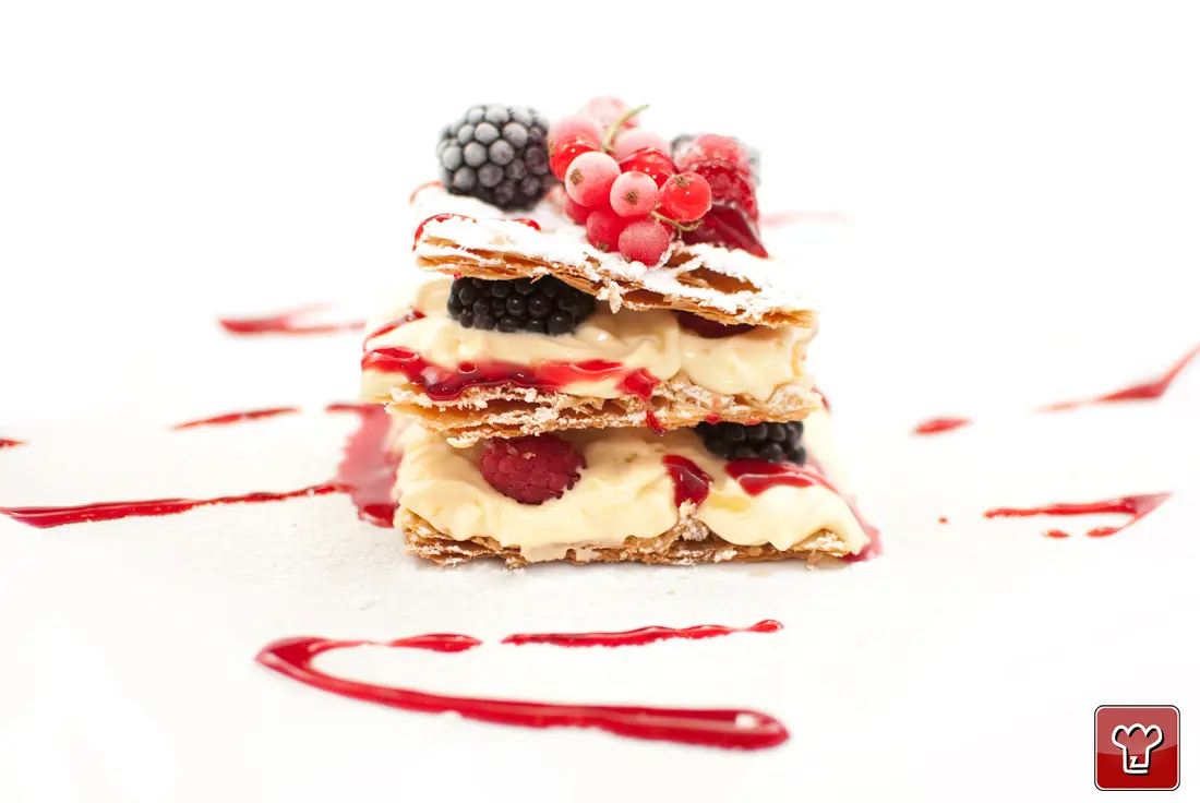 Millefoglie decorata con fiori: un dolce irresistibile - Come si taglia la millefoglie millefoglie decorata con fiori - Come si taglia la millefoglie