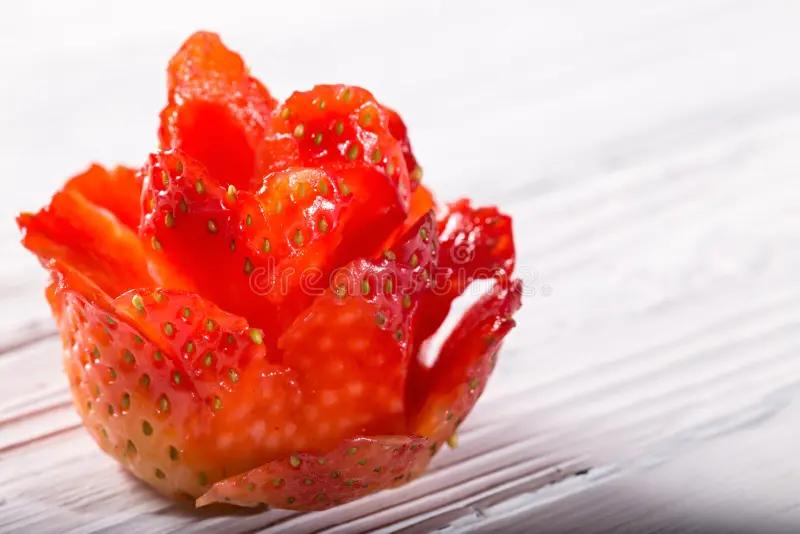 fragola tagliata a fiore - Come tagliare la frutta per decorare una torta