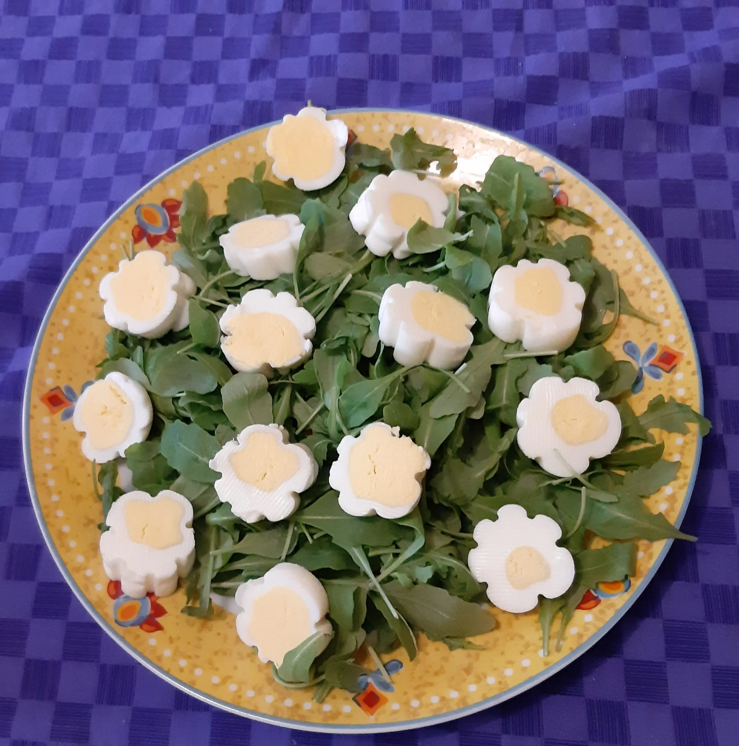 uova sode a forma di fiore - Come tagliare le uova sode a zig zag