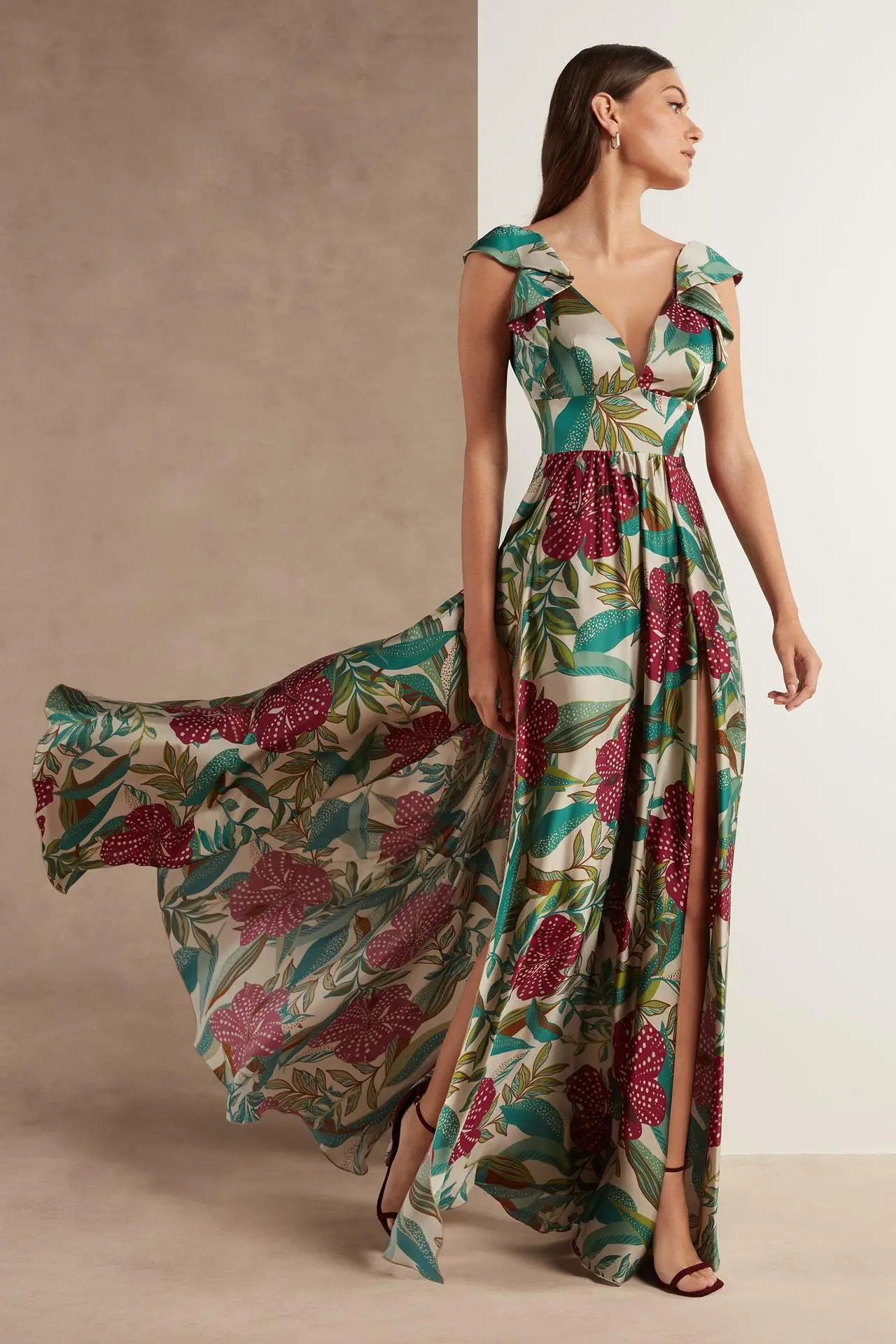 Vestito a fiori per matrimonio: il tocco perfetto per un look elegante e romantico - Come vestirsi ad un matrimonio donna invitata vestito a fiori per matrimonio - Come vestirsi ad un matrimonio donna invitata