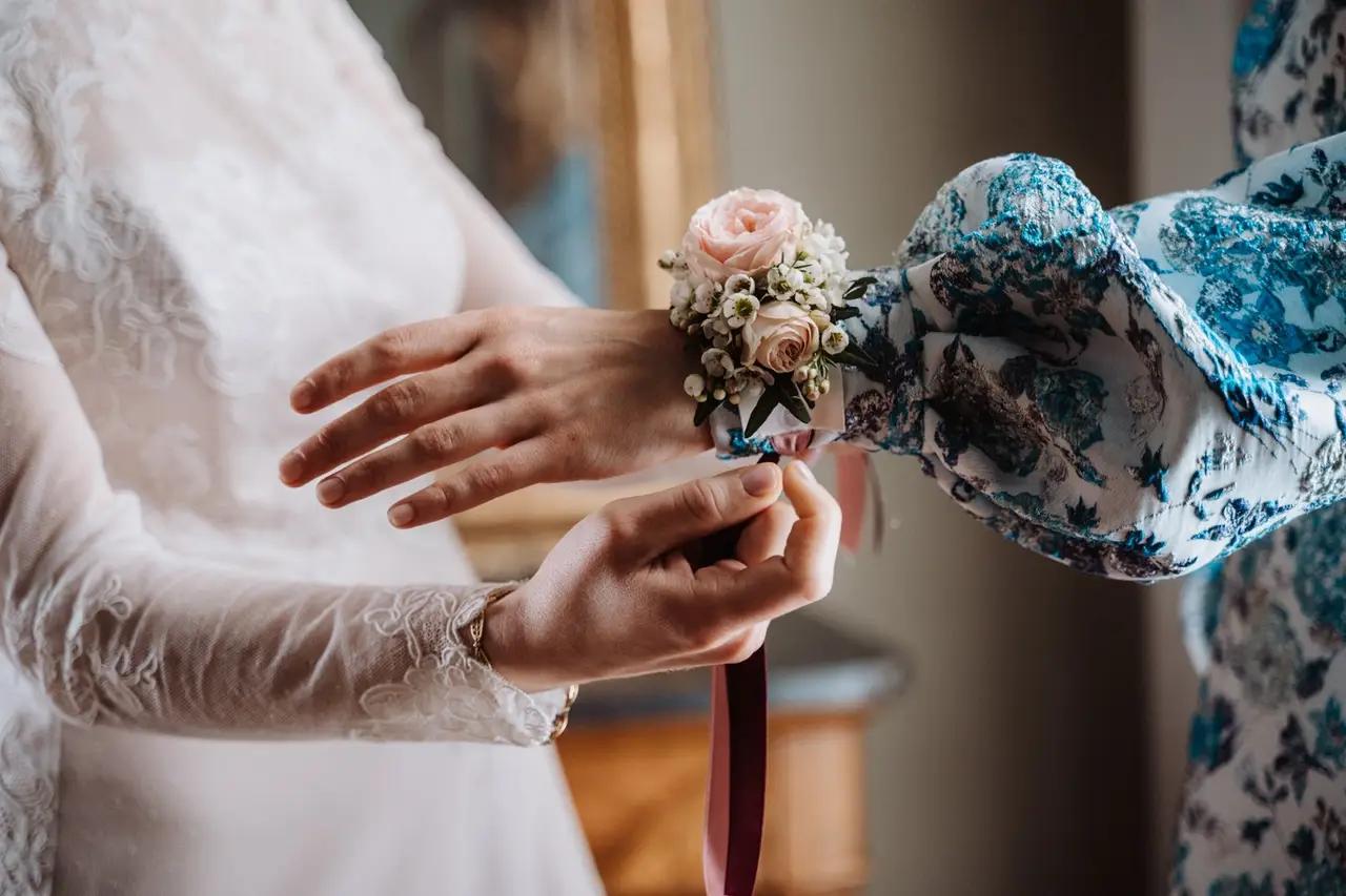 Bracciale Fiori Damigelle: L'Accessorio Perfetto per le Damigelle di Nozze - Cosa deve fare la damigella bracciale fiori damigelle - Cosa deve fare la damigella