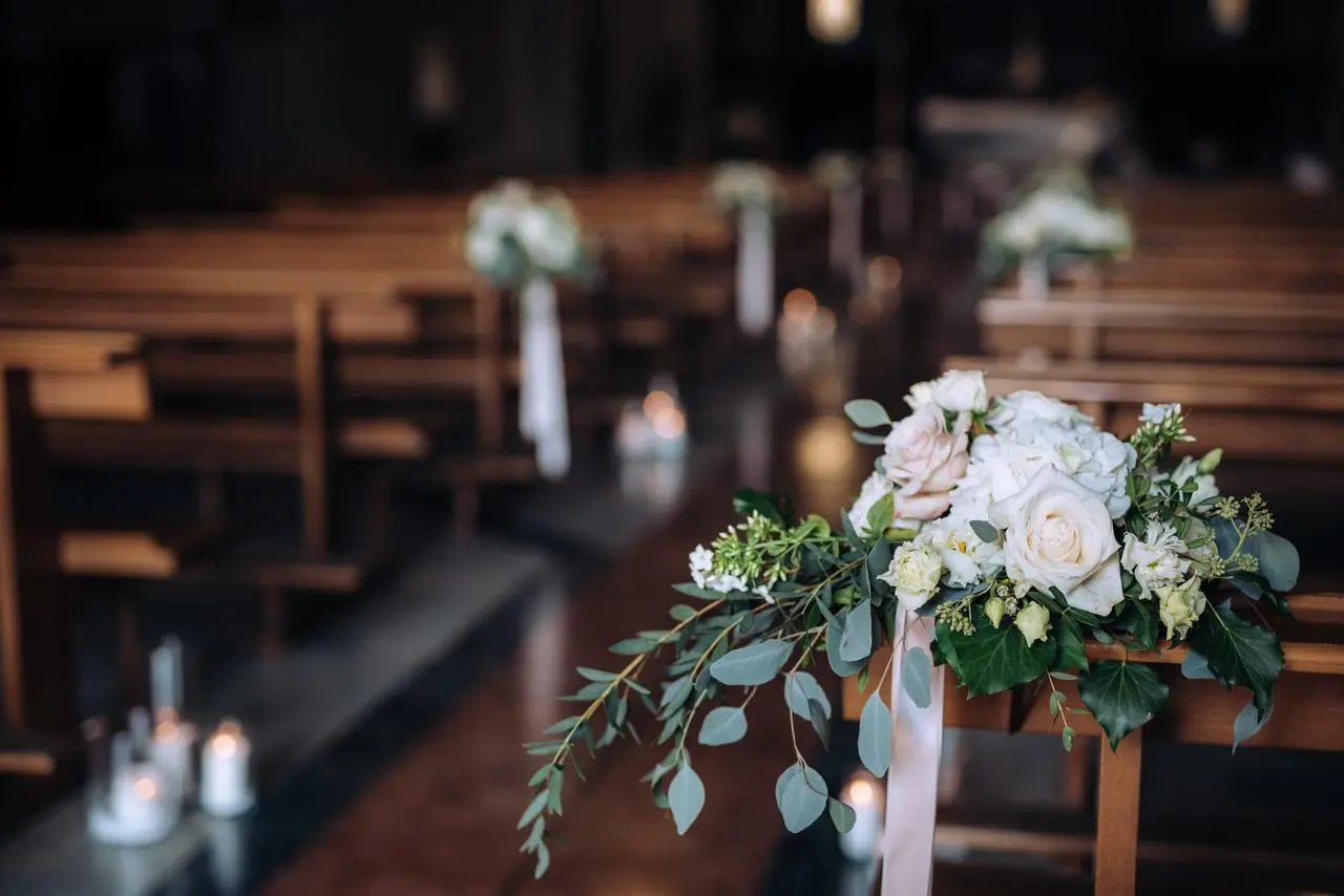 Fiori per la Chiesa Matrimonio: Come creare un'atmosfera magica - Cosa mettere in chiesa per matrimonio fiori chiesa matrimonio - Cosa mettere in chiesa per matrimonio
