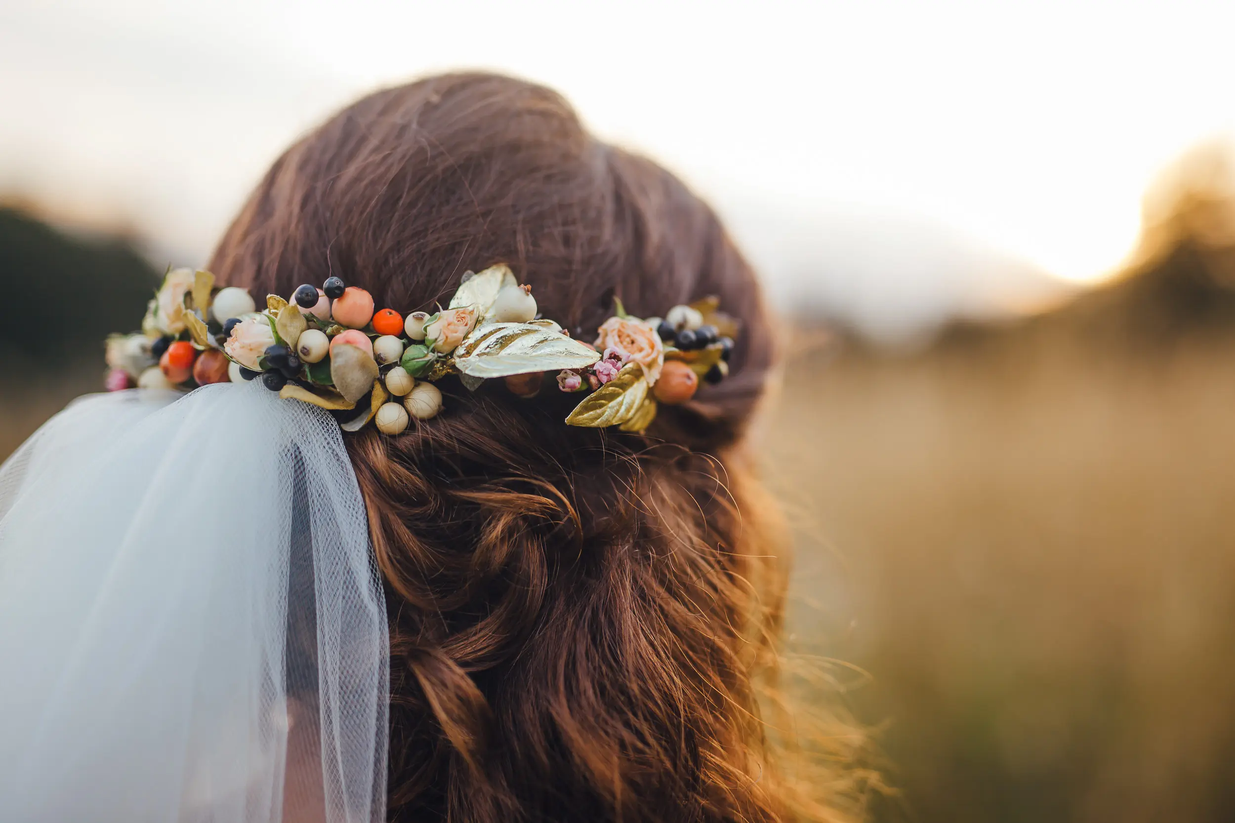 Fiori per capelli da sposa: un tocco di eleganza per il tuo giorno speciale - Cosa mettere in testa sposa fiori capelli sposa - Cosa mettere in testa sposa