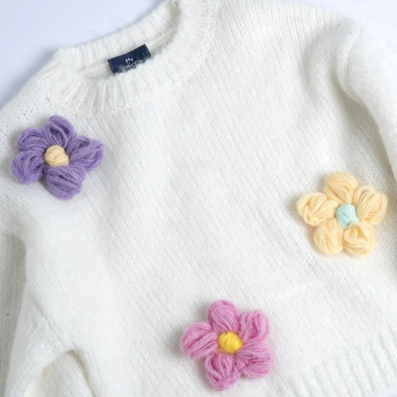 Maglione con fiori applicati: il capo perfetto per un look romantico e primaverile - Cosa mettere sotto uno scollo av maglione con fiori applicati - Cosa mettere sotto uno scollo av