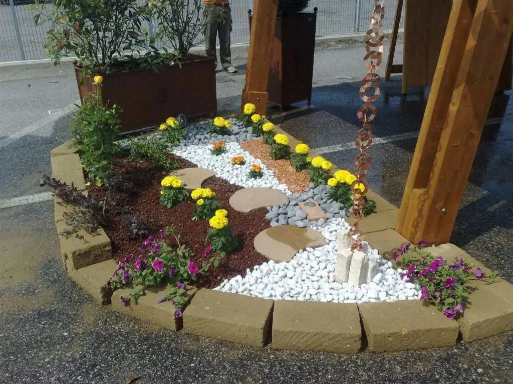 Giardini con sassi e fiori: come creare spazi incantevoli - Cosa piantare tra i sassi giardini con sassi e fiori - Cosa piantare tra i sassi
