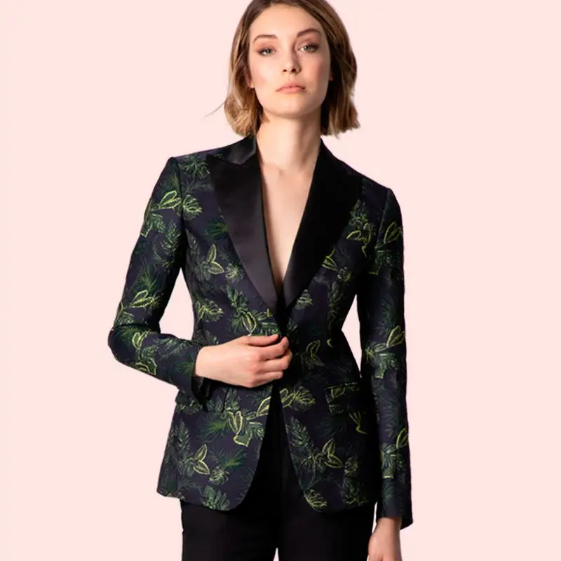 Vestito con fiori applicati: look floreale unico