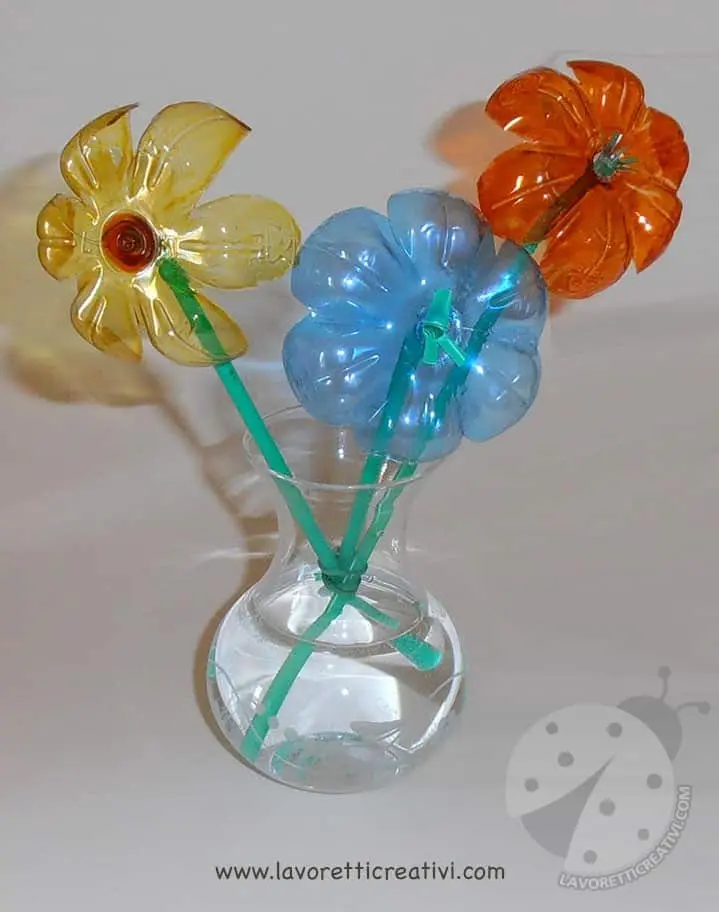 realizzare fiori con bottiglie di plastica o bicchieri - Cosa si può fare con i bicchieri di plastica