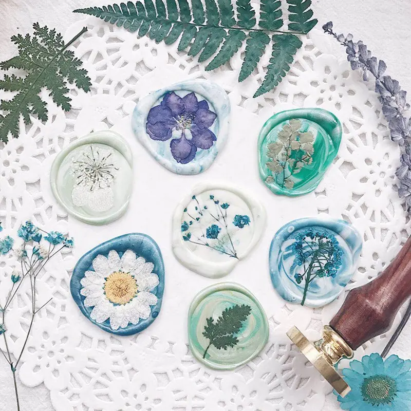 Ceralacca con Fiori Secchi: Un tocco di eleganza e natura - Cosa usare per sciogliere la ceralacca ceralacca con fiori secchi - Cosa usare per sciogliere la ceralacca