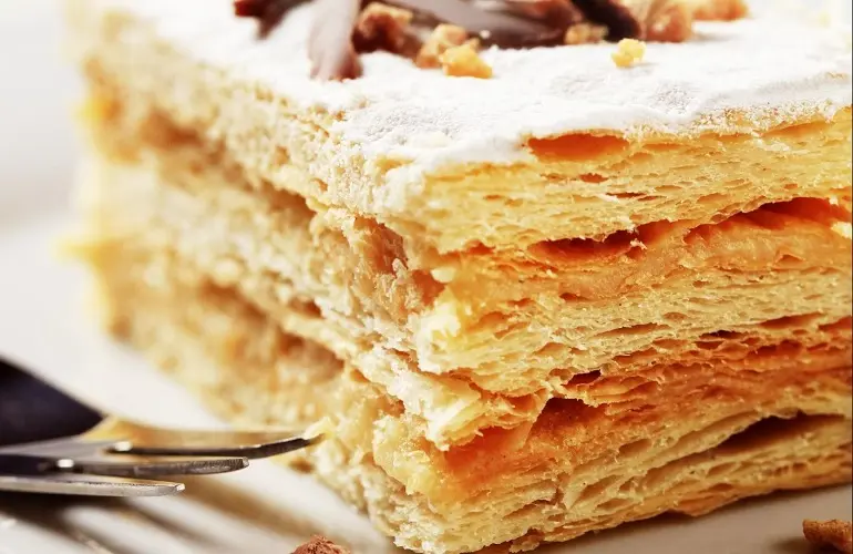 Millefoglie decorata con fiori: un dolce irresistibile - Dove è nata la millefoglie millefoglie decorata con fiori - Dove è nata la millefoglie