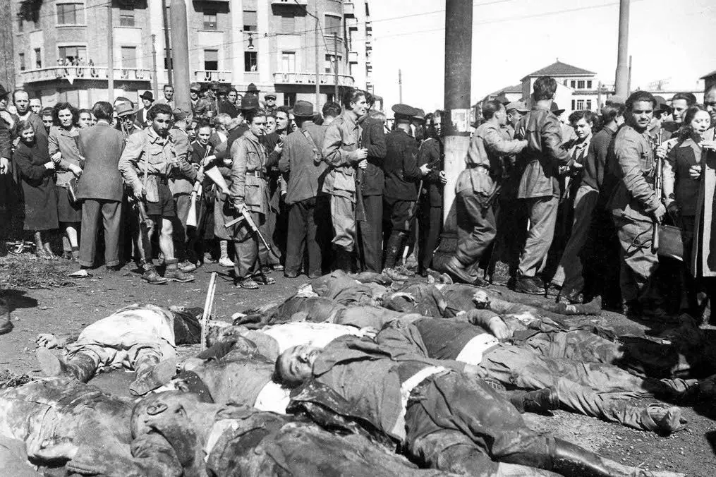 Piovono fiori su Piazzale Loreto - Dove è stato appeso il Duce piovono fiori su piazzale loreto - Dove è stato appeso il Duce