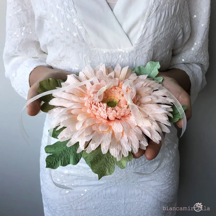 Porta fedi con fiori: un tocco romantico per il tuo matrimonio - Dove poggiare le fedi nuziali porta fedi con fiori - Dove poggiare le fedi nuziali
