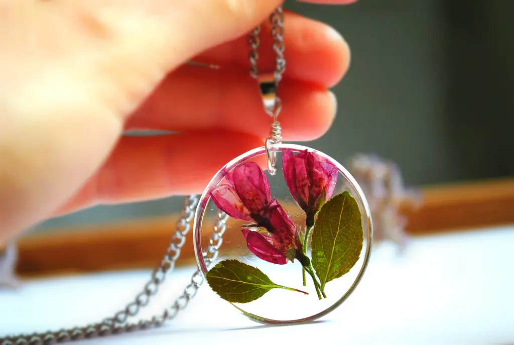 Ciondoli in resina con fiori: un tocco floreale per i tuoi gioielli - Quale resina è migliore per creare gioielli ciondoli in resina con fiori - Quale resina è migliore per creare gioielli