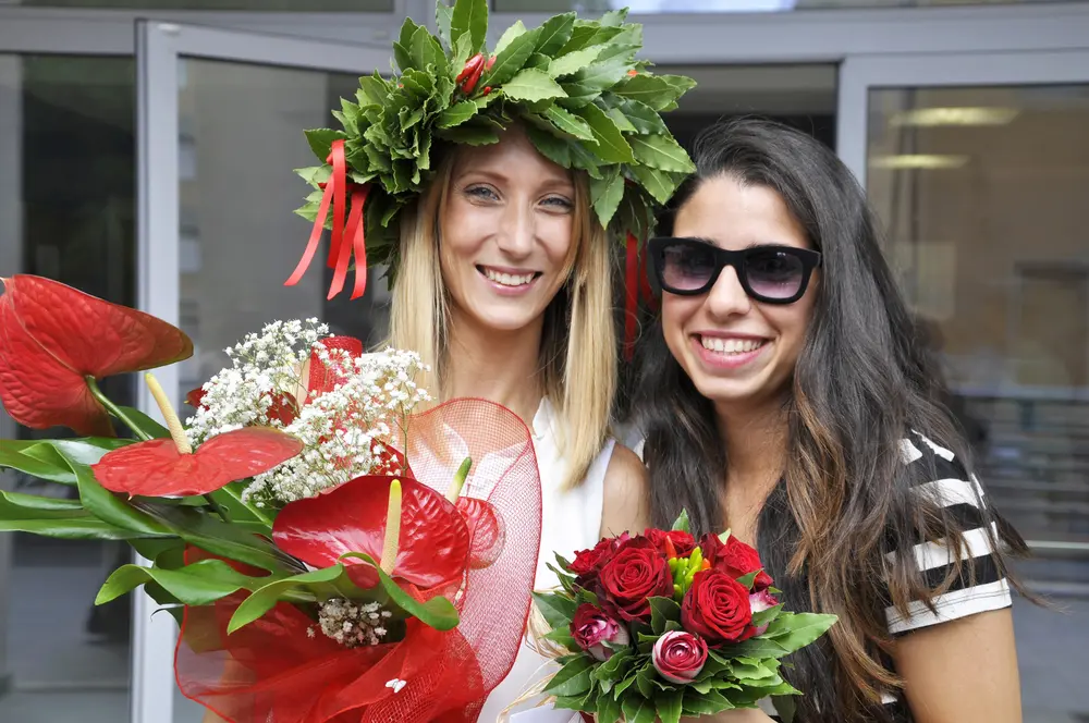 Chi regala i fiori alla laurea? - Quando si laurea un ragazzo si portano i fiori chi regala i fiori alla laurea - Quando si laurea un ragazzo si portano i fiori